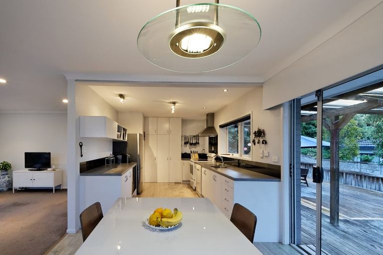 Photo of property in 12 Havelle Avenue, Titirangi, Auckland, 0604