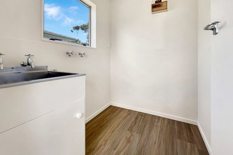 Photo of property in 25 West Harbour Drive, West Harbour, Auckland, 0618