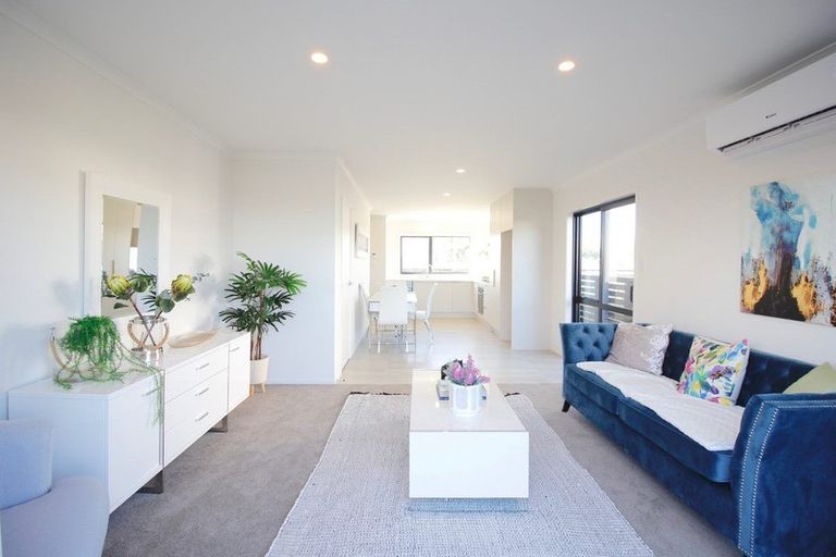 Photo of property in 28a Biplane Street, Takanini, 2112