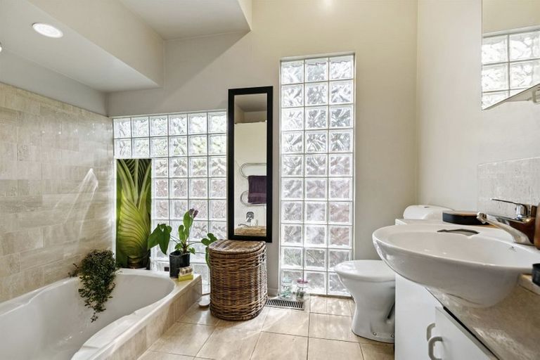 Photo of property in 8 Faulkner Road, Northcote Point, Auckland, 0627