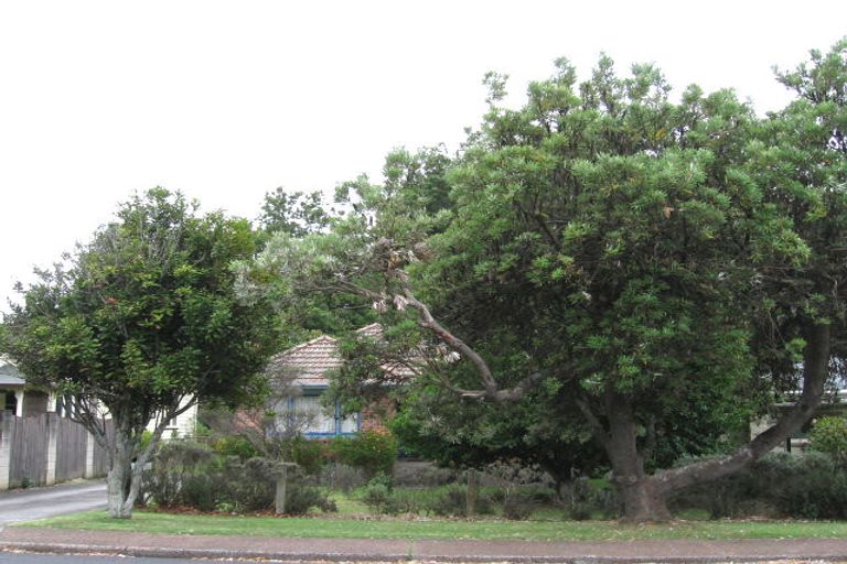 Photo of property in 27 Hillcrest Avenue, Hillcrest, Auckland, 0627