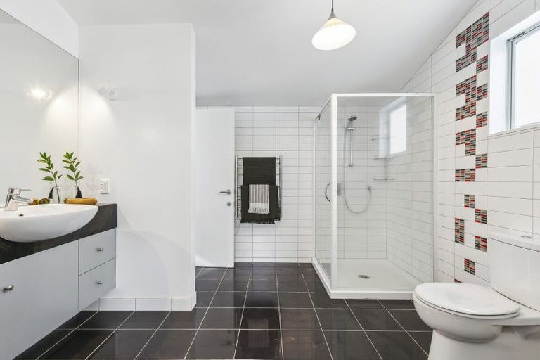 Photo of property in 51b Herald Street, Berhampore, Wellington, 6023