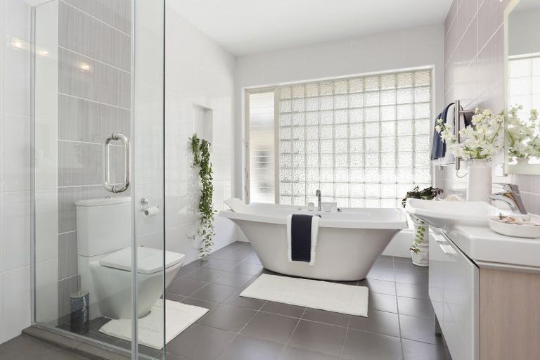 Photo of property in 7 Hobbs Road, Matakatia, Whangaparaoa, 0930