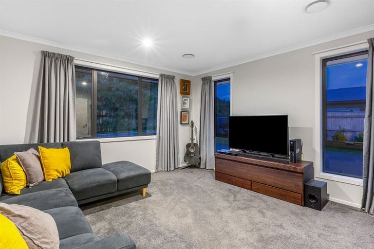 Photo of property in 25 Queen Charlotte Drive, Aotea, Porirua, 5024