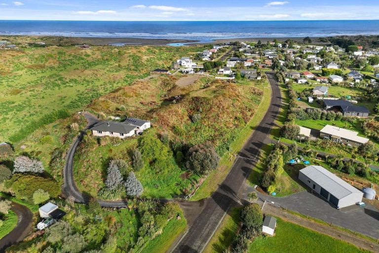Photo of property in 24 Strathnaver Glen, Waikawa Beach, Levin, 5573