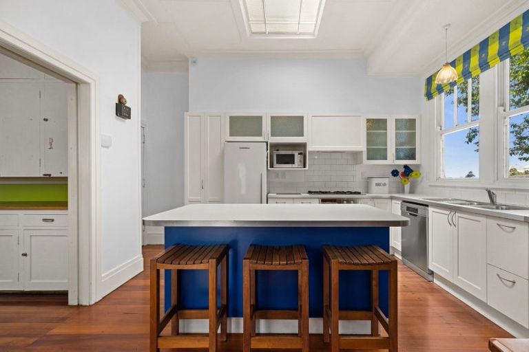 Photo of property in 11 Thompson Road, Bluff Hill, Napier, 4110