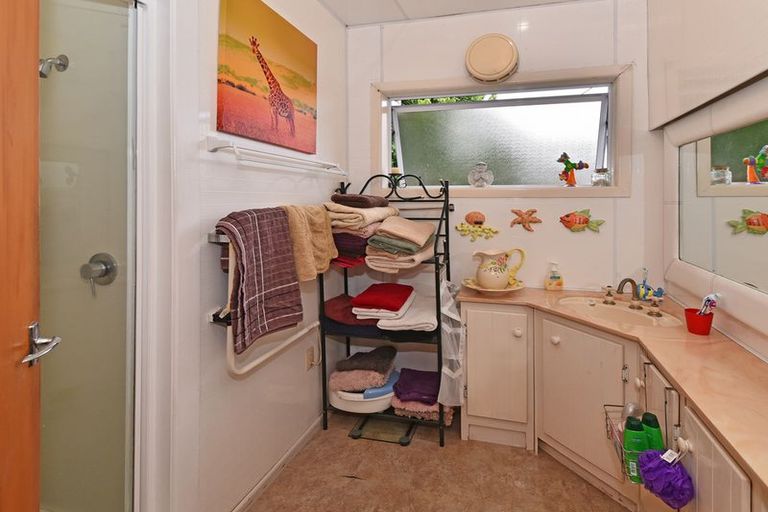 Photo of property in 12 Barnard Place, Manurewa East, Auckland, 2102