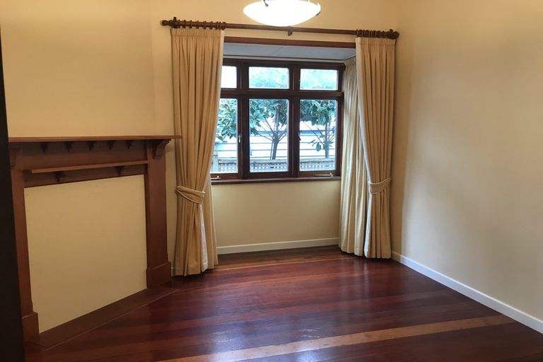 Photo of property in 11 Hanlon Crescent, Narrow Neck, Auckland, 0624