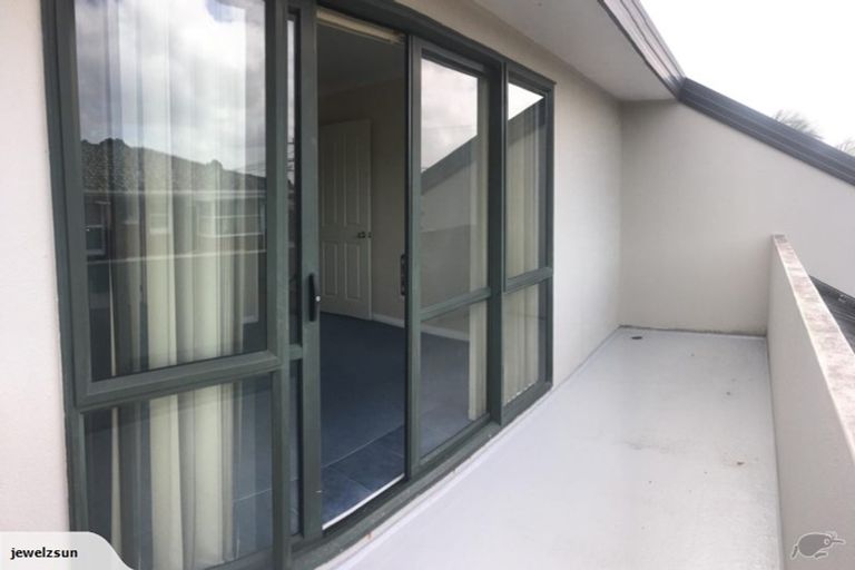 Photo of property in 2/49 College Road, Northcote, Auckland, 0627