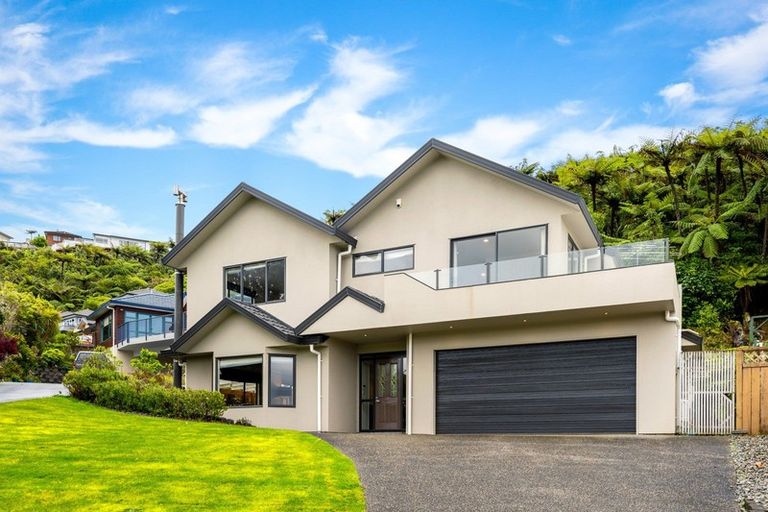 Photo of property in 8 Fernridge Way, Tirohanga, Lower Hutt, 5010