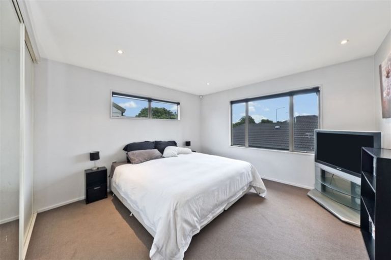 Photo of property in 51 Strowan Road, Strowan, Christchurch, 8052