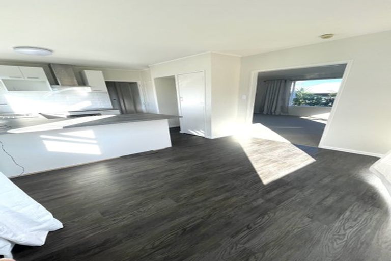 Photo of property in 1/53 Seaview Road, Castor Bay, Auckland, 0620