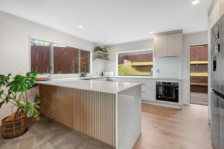 Photo of property in 24 Goldfinch Rise, Unsworth Heights, Auckland, 0632