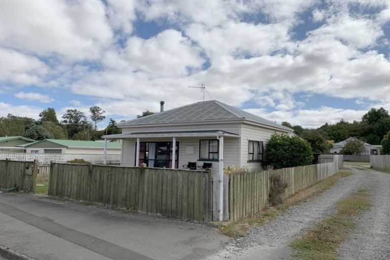 Photo of property in 2 Otanga Street, Dannevirke, 4930