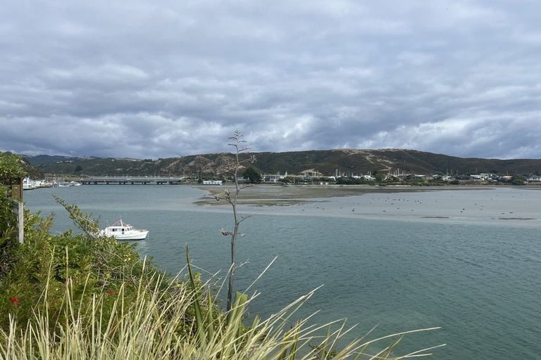 Photo of property in 16 Trevor Terrace, Paremata, Porirua, 5024