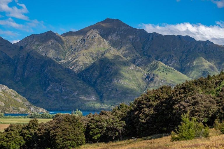 Photo of property in 16 Emerald Bluffs Lane, Glendhu Bay, Wanaka, 9382