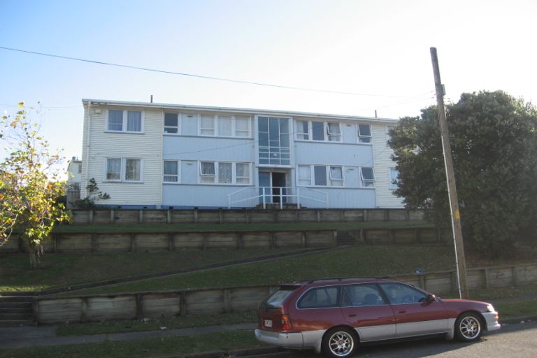 Photo of property in 16-18a Worcester Place, Cannons Creek, Porirua, 5024