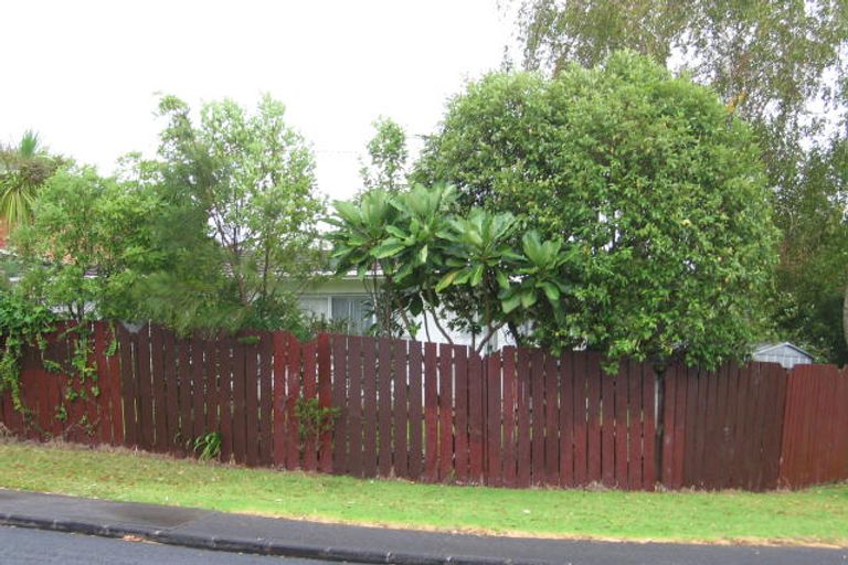Photo of property in 3/1 Pakira Avenue, Glendene, Auckland, 0602