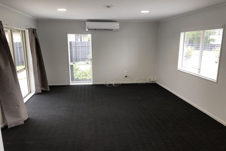 Photo of property in 3 Lydia Place, Kelvin Grove, Palmerston North, 4414