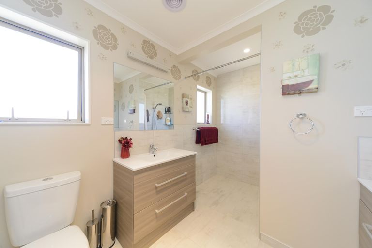 Photo of property in 11 Chestnut Close, Kelvin Grove, Palmerston North, 4414