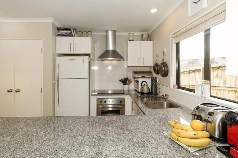 Photo of property in 10a Rena Place, West Harbour, Auckland, 0618