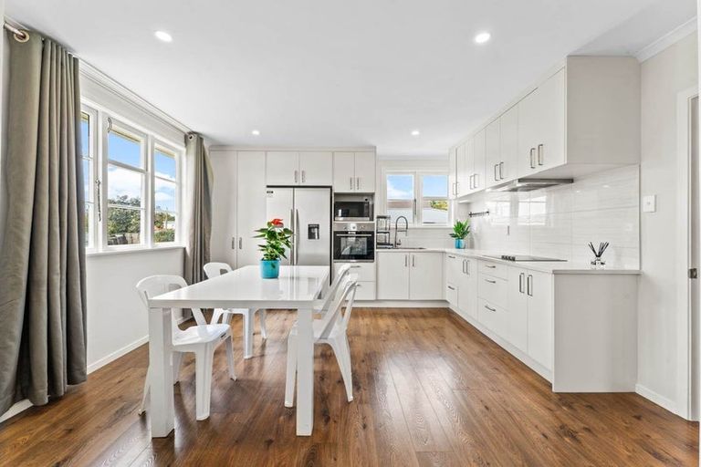 Photo of property in 37 Queen Mary Avenue, New Lynn, Auckland, 0600