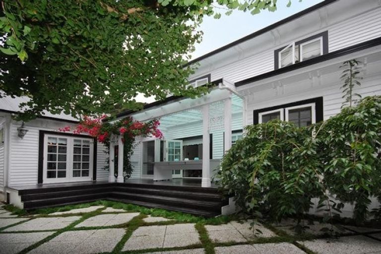 Photo of property in 18 Nikau Street, Eastbourne, Lower Hutt, 5013