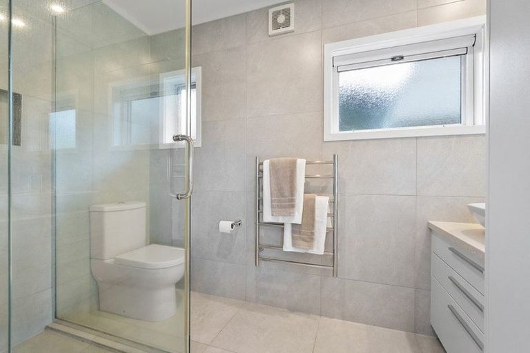 Photo of property in 1/28a Ravenwood Drive, Forrest Hill, Auckland, 0620