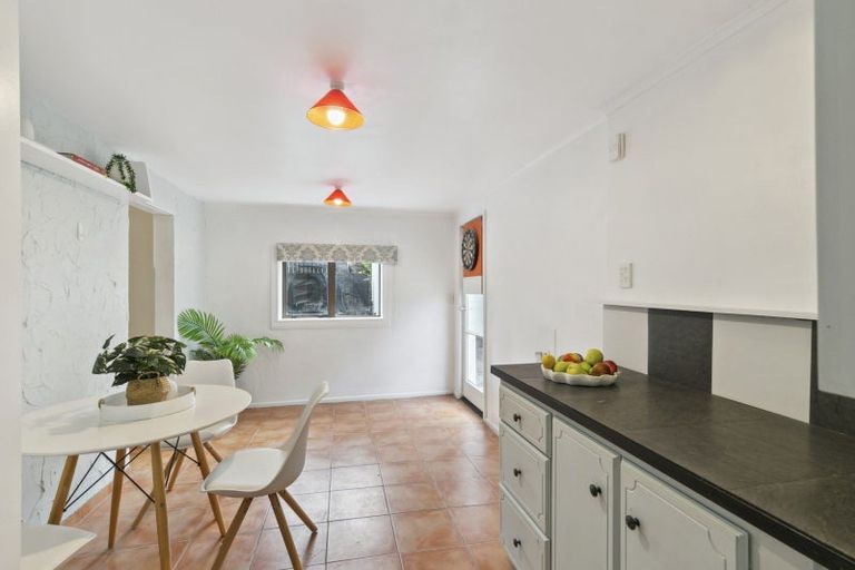 Photo of property in 140 Akaroa Drive, Maupuia, Wellington, 6022