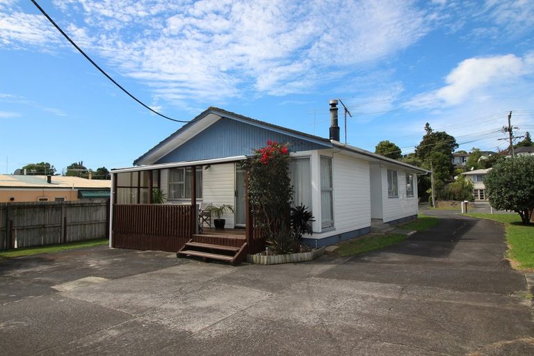 Photo of property in 97 Vodanovich Road, Te Atatu South, Auckland, 0610