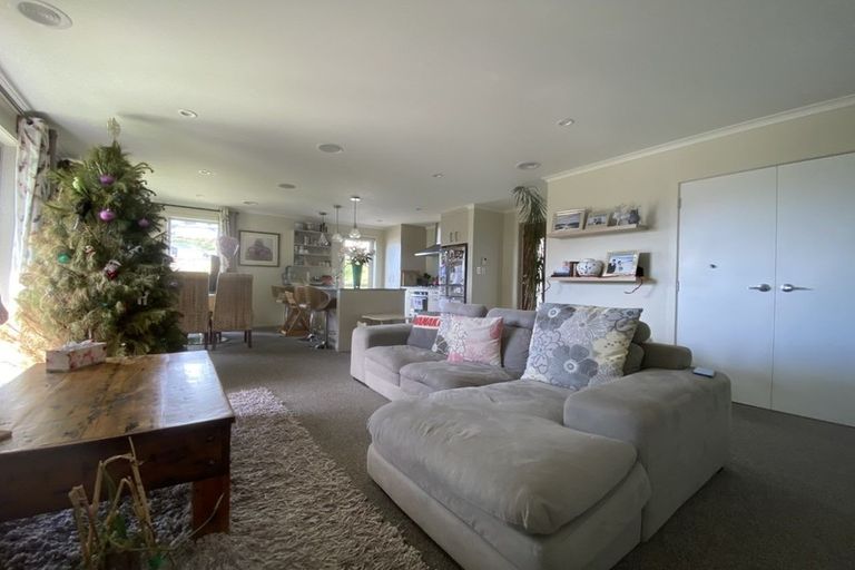 Photo of property in 21 Banks Boulevard, Whitby, Porirua, 5024