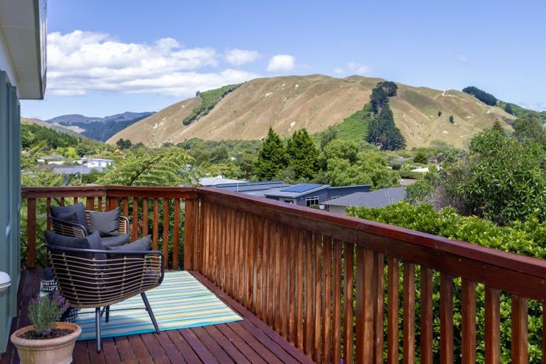 Photo of property in 56 Kakariki Grove, Waikanae, 5036