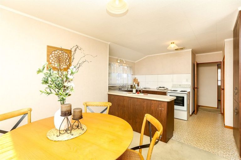 Photo of property in 2/481 Saint Aubyn, Moturoa, New Plymouth, 4310