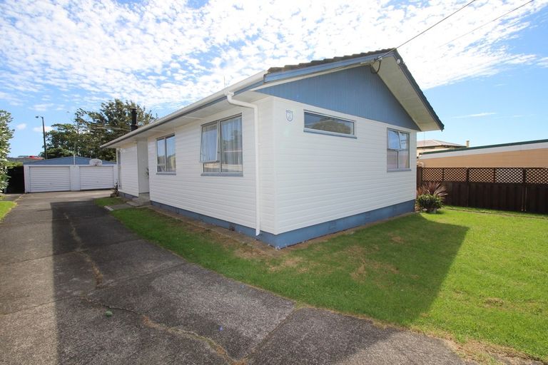 Photo of property in 97 Vodanovich Road, Te Atatu South, Auckland, 0610