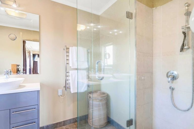 Photo of property in 13 Seagate Place, Red Beach, 0932