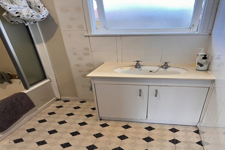 Photo of property in 5 Newland Grove, Henderson, Auckland, 0610