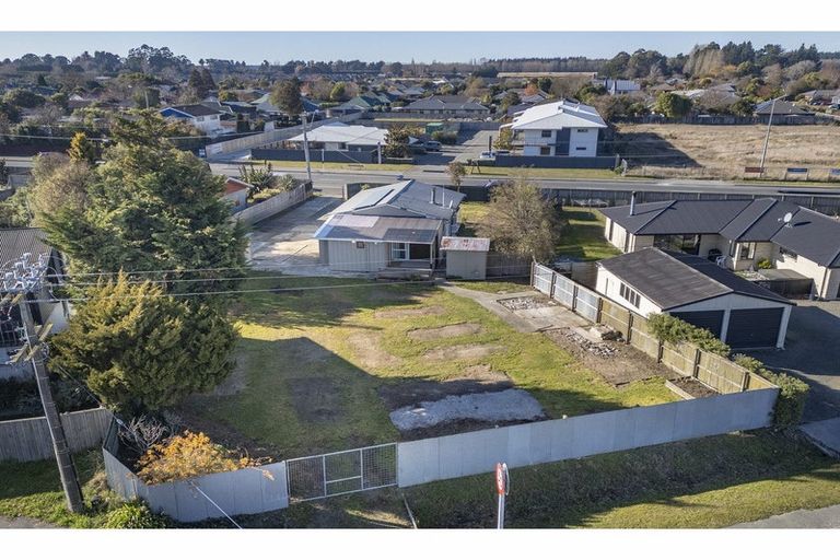 Photo of property in 5 Main North Road, Woodend, 7610