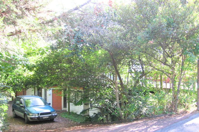 Photo of property in 996 East Coast Road, Northcross, Auckland, 0630