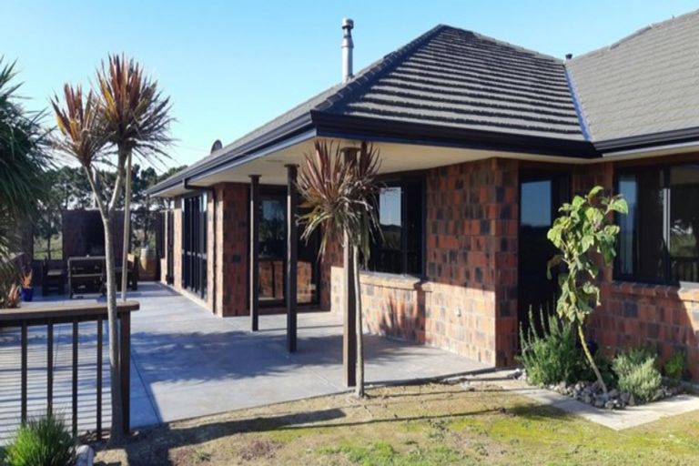 Photo of property in 218 Pukenamu Road, Te Horo, Otaki, 5581