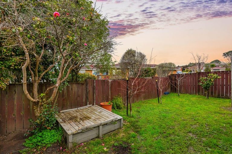 Photo of property in 2/16 Fernbird Place, Massey, Auckland, 0614
