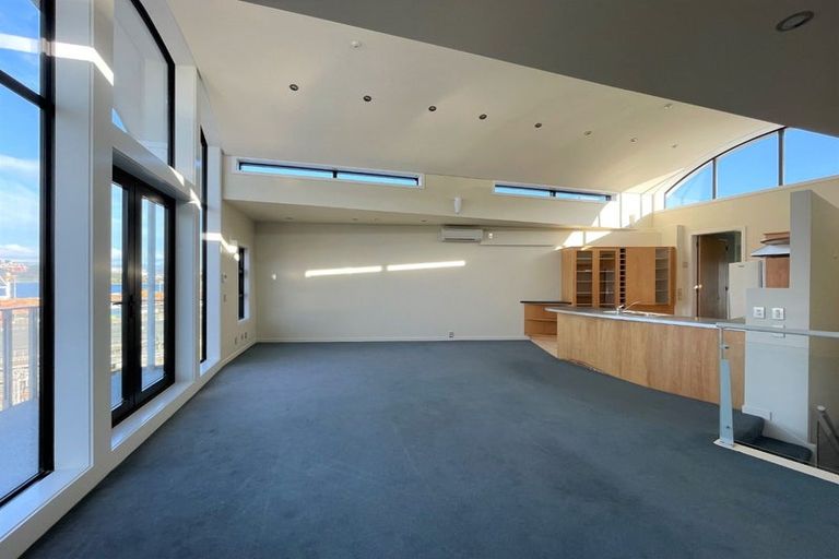 Photo of property in Endeavour Apartments, 2/125 Thorndon Quay, Pipitea, Wellington, 6011