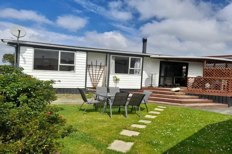 Photo of property in 2 Channel View Road, Clarks Beach, Pukekohe, 2679