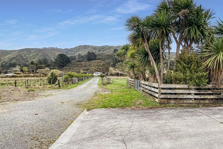 Photo of property in 150 Upper Fitzherbert Road, Wainuiomata, Lower Hutt, 5373