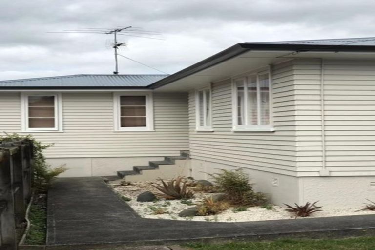 Photo of property in 4 Harding Avenue, Te Atatu South, Auckland, 0610