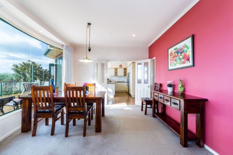 Photo of property in 84 Luckens Road, West Harbour, Auckland, 0618