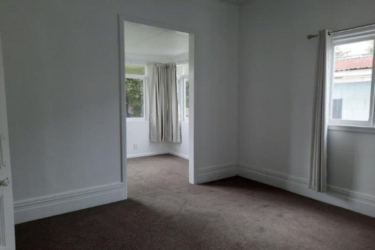 Photo of property in 56 Aikmans Road, Merivale, Christchurch, 8014