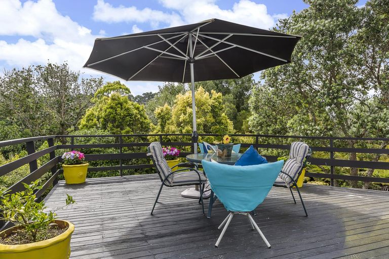 Photo of property in 22 Harrybrook Road, Green Bay, Auckland, 0604