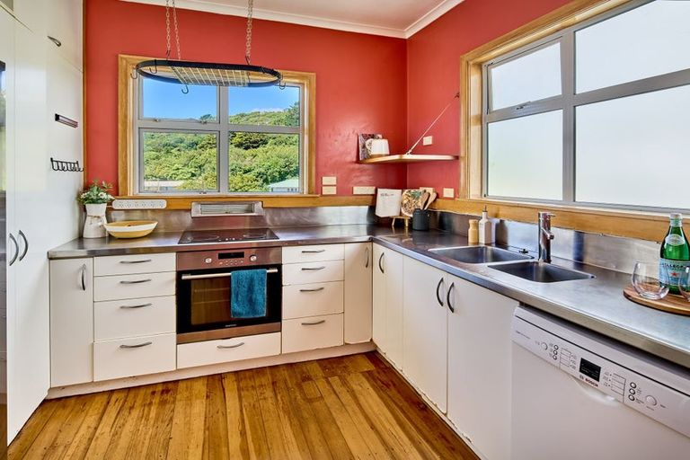 Photo of property in 10 Carleton Terrace, Tawa, Wellington, 5028