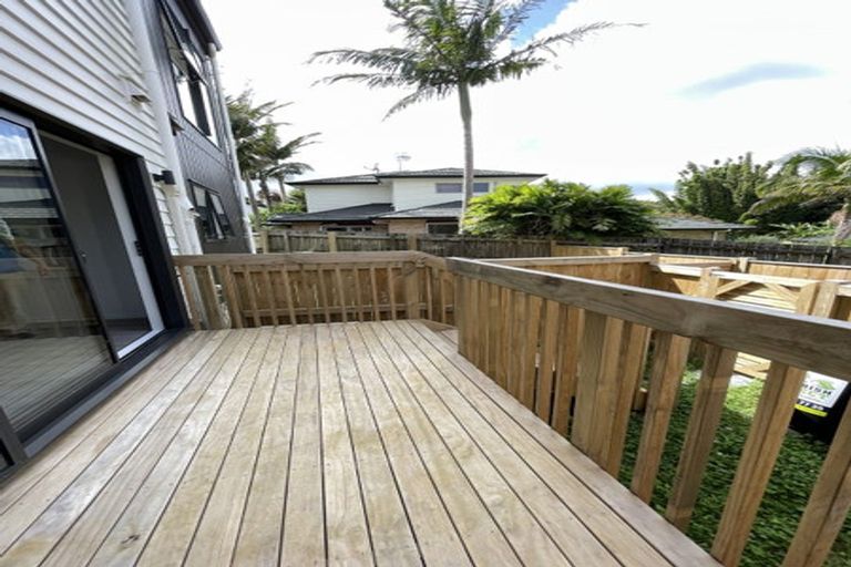 Photo of property in 2/105 Hobsonville Road, West Harbour, Auckland, 0618