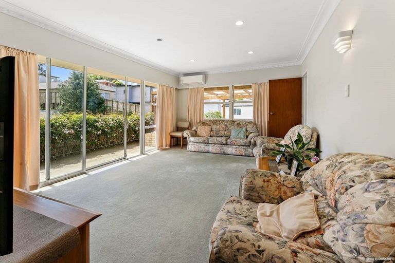 Photo of property in 14 Borrowdace Avenue, Botany Downs, Auckland, 2010